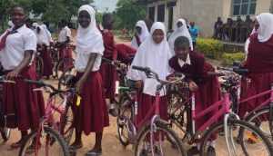 Rotaractklubb delar ut förnödenheter Flickor i Tanzania har fått cyklar